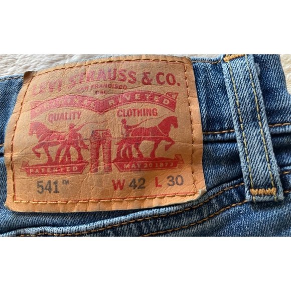 Levi's Men's 541 Sz 42 straight leg Denim Jeans Medium wash Stretch Short - Picture 3 of 11